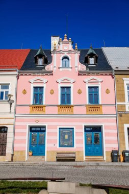 Eski şehrin ana meydanı, ortaçağ dar sokakları, rönesans ve barok tarihi binalar, güneşli bir ev, Klasterec nad Ohri, Bohemya, Çek Cumhuriyeti, Nisan 04, 2021