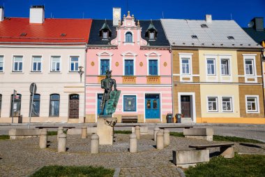 Şövalye Thun, Ana Meydan, eski kasaba, Ortaçağ sokağı, Rönesans ve barok tarihi binalar, güneşli ev, Klasterec nad Ohri, Bohemya, Çek Cumhuriyeti, Nisan 04, 2021