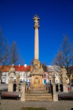 Kutsal Üçlü Sütun, Barok heykel grubu, ana meydan, eski kasaba, ortaçağ rönesansı ve barok tarihi binalar, güneşli gün, Klasterec nad Ohri, Bohemya, Çek Cumhuriyeti, Nisan 04, 2021