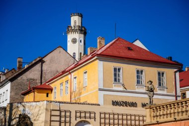 Neo-rönesans beyaz belediye binası, yüksek kule, ortaçağ resimli dar cadde, rönesans ve barok tarihi binalar, güneşli gün, Klasterec nad Ohri, Bohemya, Çek Cumhuriyeti, Nisan 04, 2021