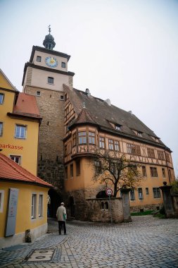 Ortaçağ gotik saati Beyaz Kule ya da Weisser Turm ve Georgengasse caddesindeki yarım kereste evi, sonbahar günü, Eski Şehir tahkimatı, Rothenburg ob der Tauber, Bavyera, Almanya, 17 Kasım 2017