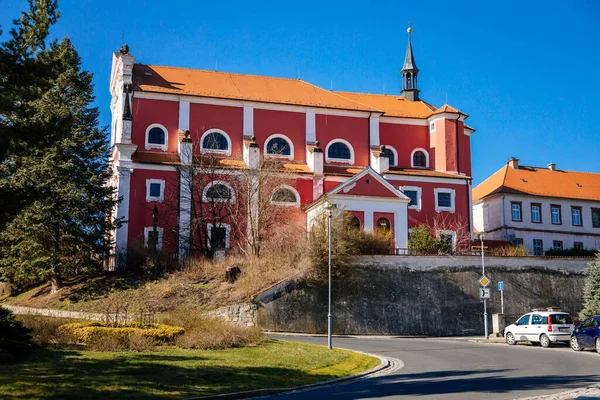 中世バロック様式の赤と白の聖三位一体教会 城の近くの礼拝堂 トゥンの墓 晴れた日 古い歴史的な町 クラステレク ボヘミア チェコ共和国 2021年4月4日 — ストック写真