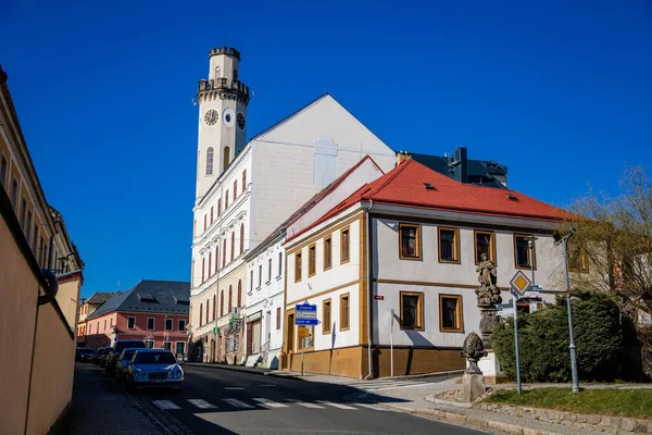ネオルネッサンス様式の白い町役場 高い塔 中世の絵のような狭い通り ルネサンスとバロック様式の歴史的建造物 晴れた日 Klasterec Nad Ori ボヘミア チェコ共和国 — ストック写真