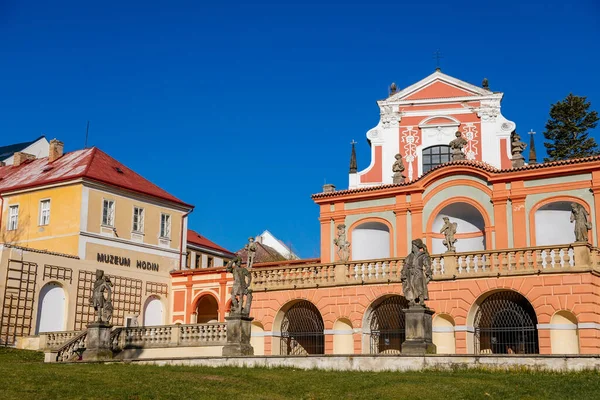テラス 時計博物館 晴れた日 Klasterec Nad Ori ボヘミア チェコ共和国 2021年4月4日 — ストック写真