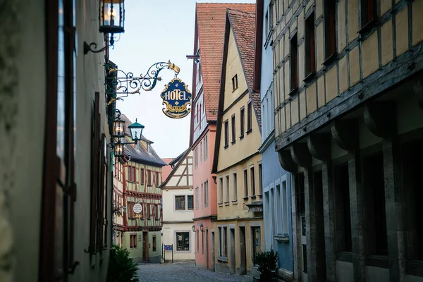 중세좁은 르네상스와 역사적 시간이 걸리는 마을의 Rothenburg Der Tauber Bavaria — 스톡 사진