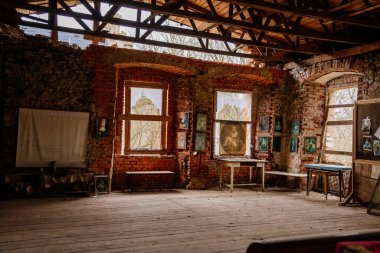 Kale içi, tuğla duvarlar, restorasyon çalışmaları, Horni Hrad kalıntıları, gotik ve rönesans kalıntıları veya neo-rönesans parçaları, antik şato, Hauenstejn kalesi, Bohemya, Çek Cumhuriyeti, 2 Nisan 2021