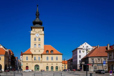 Ana Özgürlük Meydanı, Rönesans ve Barok tarihi binaları, mavi gökyüzü, Ortaçağ sokağı, güneşli gün, Zatec, Bohemya, Çek Cumhuriyeti, Nisan 04, 2021