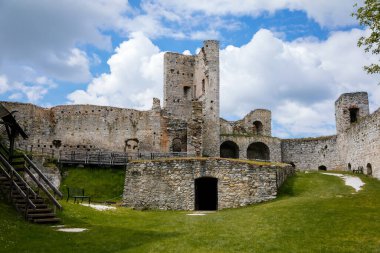 Ulusal Park Sumava 'daki eski ortaçağ şatosu Rabi' nin taş gotik kalıntıları güneşli bahar gününde eski bir kale, kırsal alanda bir dönüm noktası, Çek Cumhuriyeti, Rabi 'nin kalesi, 29 Mayıs 2021