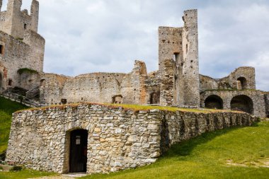 Ulusal Park Sumava 'daki eski ortaçağ şatosu Rabi' nin taş gotik kalıntıları güneşli bahar gününde eski bir kale, kırsal alanda bir dönüm noktası, Çek Cumhuriyeti, Rabi 'nin kalesi, 29 Mayıs 2021