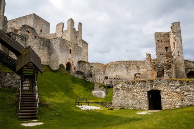 Ulusal Park Sumava 'daki eski ortaçağ şatosu Rabi' nin taş gotik kalıntıları güneşli bahar gününde eski bir kale, kırsal alanda bir dönüm noktası, Çek Cumhuriyeti, Rabi 'nin kalesi, 29 Mayıs 2021