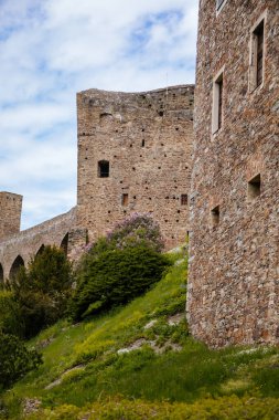 Gotik Ortaçağ Şatosu Velhartice, güneşli bir günde, kule ve taş kemer köprüsü, kale duvarları, eski kale, Velhartice, Ulusal Park Sumava, Güney Bohemya, Çek Cumhuriyeti, 29 Mayıs 2021