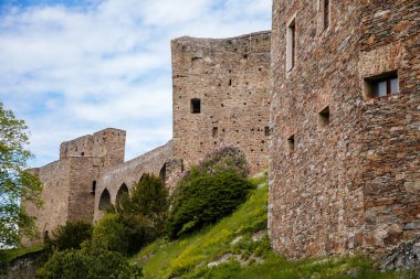 Gotik Ortaçağ Şatosu Velhartice, güneşli bir günde, kule ve taş kemer köprüsü, kale duvarları, eski kale, Velhartice, Ulusal Park Sumava, Güney Bohemya, Çek Cumhuriyeti, 29 Mayıs 2021