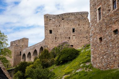 Gotik Ortaçağ Şatosu Velhartice, güneşli bir günde, kule ve taş kemer köprüsü, kale duvarları, eski kale, Velhartice, Ulusal Park Sumava, Güney Bohemya, Çek Cumhuriyeti, 29 Mayıs 2021