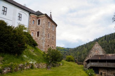 Güneşli bir günde Gotik Ortaçağ Şatosu Velhartice, Ormanın yakınındaki tepede kule, Kale Duvarı, Eski Kale, Velhartice, Ulusal Park Sumava, Güney Bohemya, Çek Cumhuriyeti, 29 Mayıs 2021