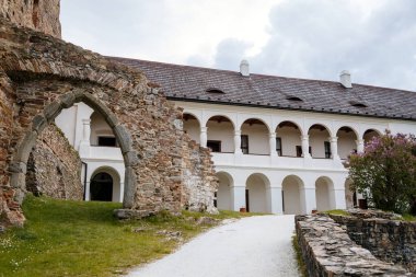 Gotik Ortaçağ Şatosu Velhartice, güneşli bir gün, beyaz köşk, kemerli cephe, taş duvar, kuleli eski kale, Velhartice, Ulusal Park Sumava, Güney Bohemya, Çek Cumhuriyeti, 29 Mayıs 2021