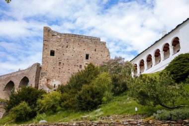Gotik Ortaçağ Şatosu Velhartice, güneşli bir gün, beyaz köşk, kemerli cephe, taş duvar, kuleli eski kale, Velhartice, Ulusal Park Sumava, Güney Bohemya, Çek Cumhuriyeti, 29 Mayıs 2021