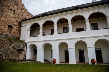 Gotik Ortaçağ Şatosu Velhartice, güneşli bir gün, beyaz köşk, kemerli cephe, taş duvar, kuleli eski kale, Velhartice, Ulusal Park Sumava, Güney Bohemya, Çek Cumhuriyeti, 29 Mayıs 2021