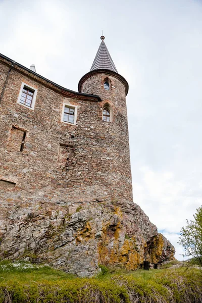 Gotycki Średniowieczny Zamek Velhartice Słoneczny Dzień Wieża Wzgórzu Pobliżu Lasu — Zdjęcie stockowe