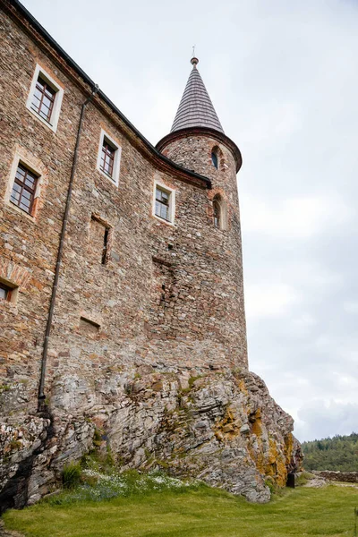 Gotycki Średniowieczny Zamek Velhartice Słoneczny Dzień Wieża Wzgórzu Pobliżu Lasu — Zdjęcie stockowe