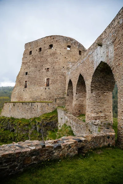 ゴシック中世の城晴れた日にVelhartice 塔と石のアーチ橋 要塞石積みの壁 古い要塞 Velhartice 国立公園Sumava 南ボヘミア チェコ共和国 5月29 2021 — ストック写真