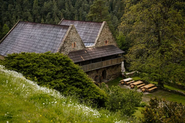 Gotický Středověký Hrad Slunečný Den Bývalý Pivovar Dolním Dvoře Restaurace — Stock fotografie