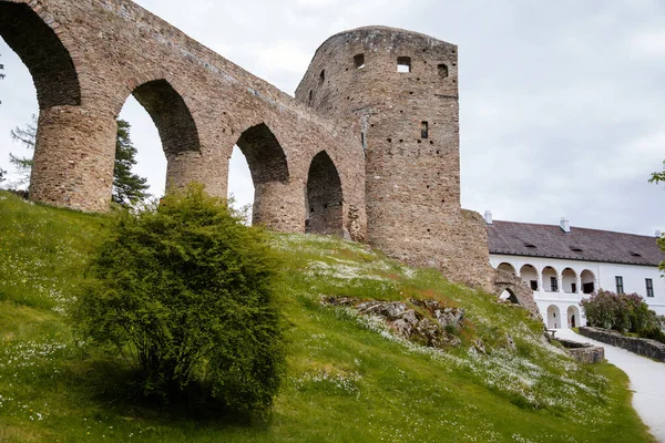 Gotycki Średniowieczny Zamek Velhartice Słoneczny Dzień Wieża Kamienny Most Łukowy — Zdjęcie stockowe
