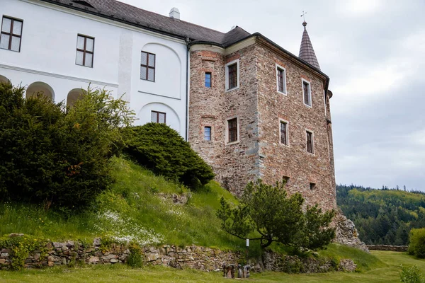 Gotycki Średniowieczny Zamek Velhartice Słoneczny Dzień Wieża Fasada Łukami Mury — Zdjęcie stockowe
