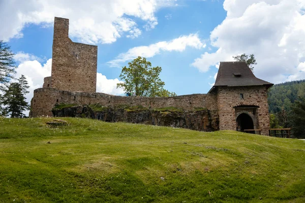 哥特式中世纪城堡天窗在阳光灿烂的日子里 塔楼和入口有拱门 堡垒周围有护城河 城堡石墙 苏玛瓦 南波西米亚 捷克共和国 2021年5月29日 — 图库照片