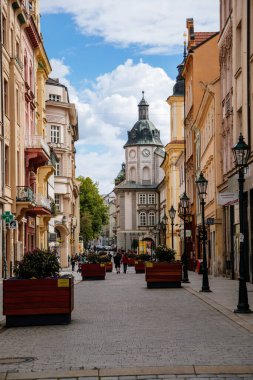 Pilsen Bölgesi Çalışma ve Araştırma Kütüphanesi, Renkli Rönesans tarihi binaları, güneşli bir gün, işlenmiş demir fenerler, Bedrich Smetana Caddesi, Plzen, Batı Bohemya, Çek Cumhuriyeti, 29 Mayıs 2021