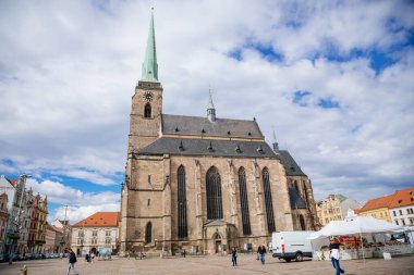 Plzen 'in ana Cumhuriyet Meydanı' ndaki St. Bartholomew Katedrali, güneşli bir günde eski kasabadaki Gotik ortaçağ taş kilisesi, yüksek kulesi, Pilsen, Batı Bohemya, Çek Cumhuriyeti, 29 Mayıs 2021