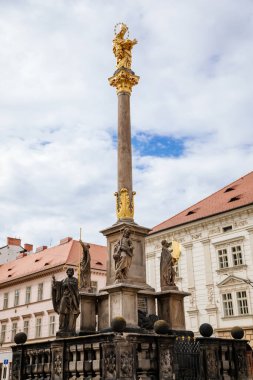 Pazar meydanı Plzen 'deki Barok Marian salgını sütunu, güneşli bir gün, Bakire Meryem tüzüğü, Ortaçağ mimari mirası, Pilsen, Batı Bohemya, Çek Cumhuriyeti, 29 Mayıs 2021