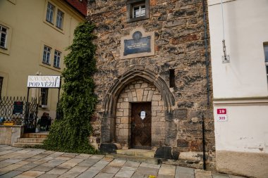 Ortaçağ kara gotik kulesi güneşli yaz gününde Plzen 'in merkezinde, duvarcılık duvarı, prizmatik su kulesi, piramit çatısı, eski su tesislerinin bir kısmı, Pilsen, Batı Bohemya, Çek Cumhuriyeti, 29 Mayıs 2021