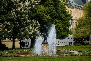 Güneşli bir günde Plzen şehir merkezindeki Smetanovy Sady veya Smetana Park belediye parkı, çocuklu anne heykeli, ağaçlar, Pilsen, Batı Bohemya, Çek Cumhuriyeti, 29 Mayıs 2021