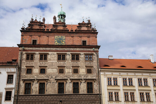 Ратуша Ренессанса на площади Республики в центре Пльзеня в солнечный день, здание городского совета, Саксонский стиль, культурная достопримечательность, Пльзень, Западная Чехия, 29 мая 2021 года