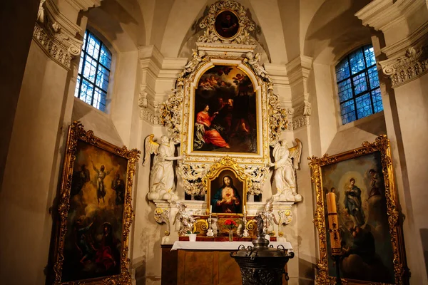 Dekorativt Interiør Kirken Henry Kunhuty Chapel Luke Forgylt Barokkalter Marmorstatuer – stockfoto