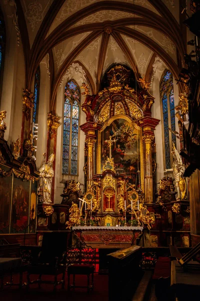 Dekoracyjne Wnętrze Kościoła Henryka Kunhuty Pozłacany Barokowy Ołtarz Główny Gotyckie — Zdjęcie stockowe