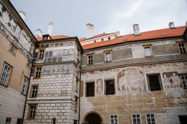 Gotik Şato Brandys nad Labem, Rönesans Sarayı, Saat Kulesi, Yüzünde sgraffito duvar boyası, dekorasyon, Orta Bohem, Çek Cumhuriyeti, 01 Mayıs 2021