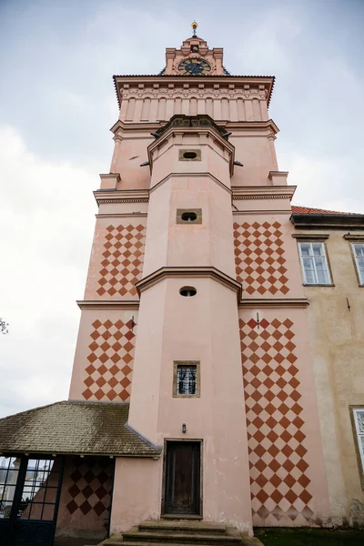 ปราสาทโกธ คบร Nad Labem วปราสาทเรเนซองส จากสวน หอนาฬ สวน Chateau นปลาสเตอร — ภาพถ่ายสต็อก