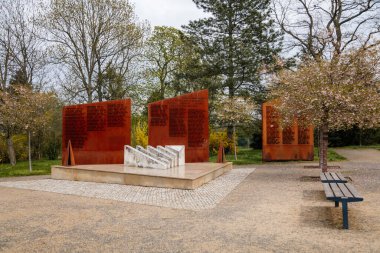 Özgürlük mücadelesinin kurbanlarına anıt, Birinci ve İkinci Dünya Savaşı kurbanlarının anısına anıt, kurbanların isimleri, ahşap banklar, Brandys nad Labem, Çek Cumhuriyeti, 01 Mayıs 2021