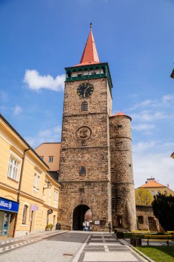 Galerisi ve saati olan ortaçağ gotik kulesi, Valdice kapısı veya Valdicka brana, Tarihi merkez, Rönesans tarihi binaları, Bohemya Cenneti veya Cesky Raj, Jicin, Çek Cumhuriyeti, 01 Mayıs 2021