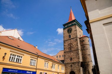 Galerisi ve saati olan ortaçağ gotik kulesi, Valdice kapısı veya Valdicka brana, Tarihi merkez, Rönesans tarihi binaları, Bohemya Cenneti veya Cesky Raj, Jicin, Çek Cumhuriyeti, 01 Mayıs 2021