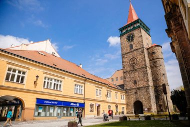 Galerisi ve saati olan ortaçağ gotik kulesi, Valdice kapısı veya Valdicka brana, Tarihi merkez, Rönesans tarihi binaları, Bohemya Cenneti veya Cesky Raj, Jicin, Çek Cumhuriyeti, 01 Mayıs 2021
