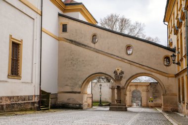 Güneşli bir günde Aziz James 'in barok ve neoklasik stil kilisesi, kavisli yürüyüş yolunu, tarihi merkezi, Bohemya Cenneti veya Cesky Raj, Jicin, Çek Cumhuriyeti, 01 Mayıs 2021