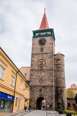 Galerisi ve saati olan ortaçağ gotik kulesi, Valdice kapısı veya Valdicka brana, Tarihi merkez, Rönesans tarihi binaları, Bohemya Cenneti veya Cesky Raj, Jicin, Çek Cumhuriyeti, 01 Mayıs 2021