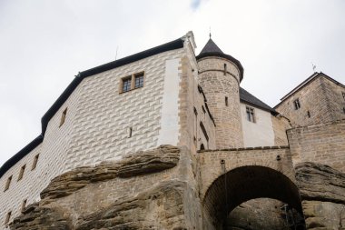 Ortaçağ Gotik Şatosu Kost veya Bahar Günü Kulesi, Tepedeki Antik Kaleler, Peri Masalı Kalesi, Kırsal Bölge, Bohemya Cenneti veya Cesky Raj, Çek Cumhuriyeti, 01 Mayıs 2021