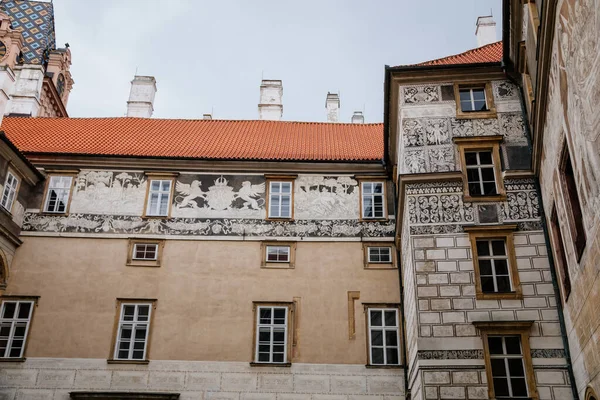 ゴシック様式の城ブランディス ラベム ルネッサンス宮殿 時計塔 ファサードのスグラフィトの壁画装飾石膏と歴史的な中庭 壁の装飾 中央ボヘミア チェコ共和国 2021年5月1日 — ストック写真