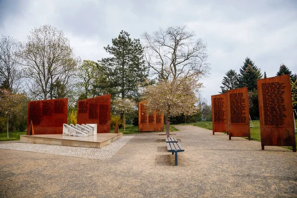 Özgürlük mücadelesinin kurbanlarına anıt, Birinci ve İkinci Dünya Savaşı kurbanlarının anısına anıt, kurbanların isimleri, ahşap banklar, Brandys nad Labem, Çek Cumhuriyeti, 01 Mayıs 2021