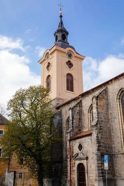 Średniowieczny Gotycki Kościół Ignacego Loyoli Barokową Wieżą Słoneczny Dzień Historyczne — Zdjęcie stockowe