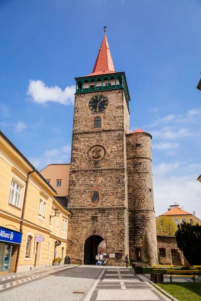 Galerisi ve saati olan ortaçağ gotik kulesi, Valdice kapısı veya Valdicka brana, Tarihi merkez, Rönesans tarihi binaları, Bohemya Cenneti veya Cesky Raj, Jicin, Çek Cumhuriyeti, 01 Mayıs 2021