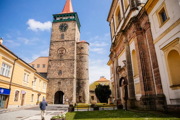 Galerisi ve saati olan ortaçağ gotik kulesi, Valdice kapısı veya Valdicka brana, güneşli bir günde Büyük St. James 'in barok kilisesi, Bohemya Cenneti veya Cesky Raj, Jicin, Çek Cumhuriyeti, 01 Mayıs 2021